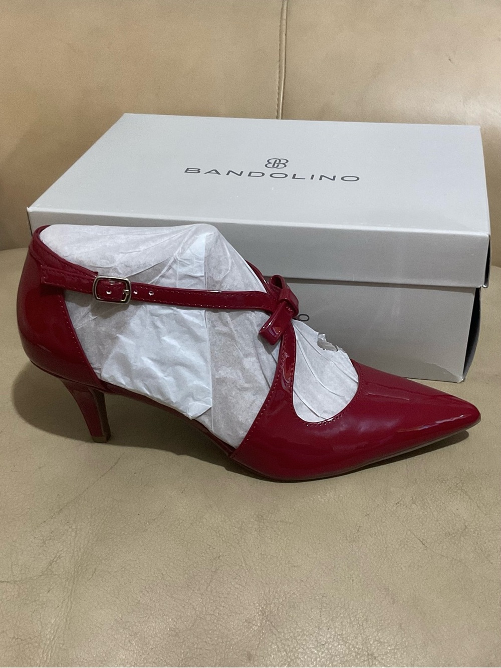 Bandolino Zeffer3 Red Patent T-Strap Bow Pointed Toe Kitten Heels 7.5M - Picture 2 of 8